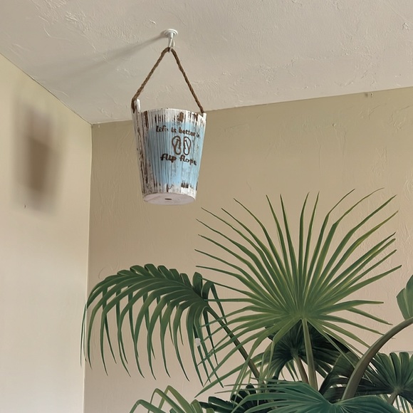 Life is better in flip flops wooden decorative bucket in ocean blue and white. - Picture 3 of 3